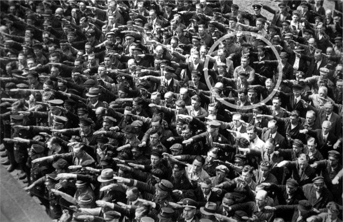 La lamentable historia de August Landmesser, el único alemán que negó el saludo a Hitler