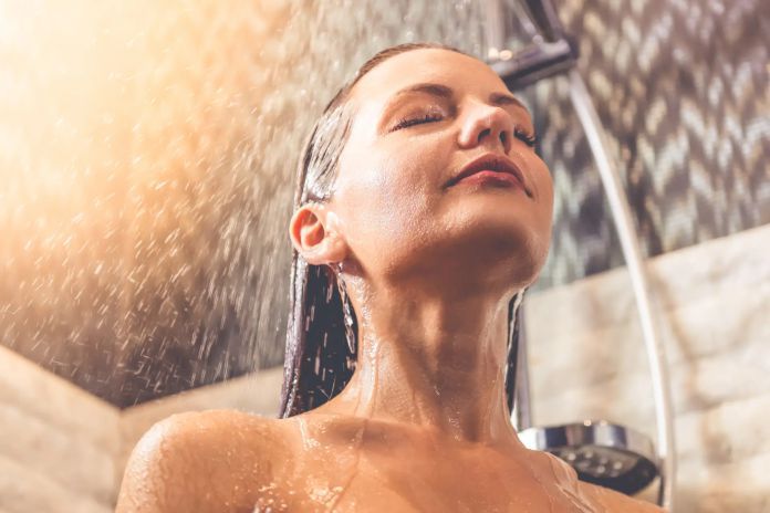 6 beneficios de ducharse con agua caliente