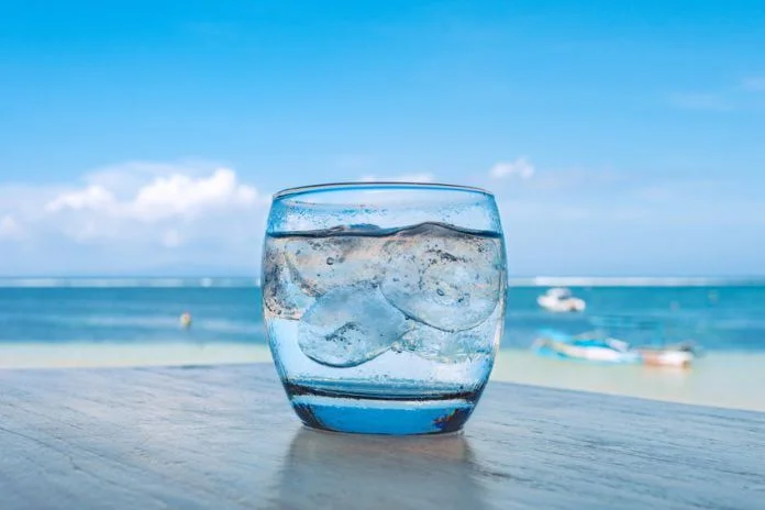 Este nuevo invento hace que el agua de mar sea segura para beber en minutos