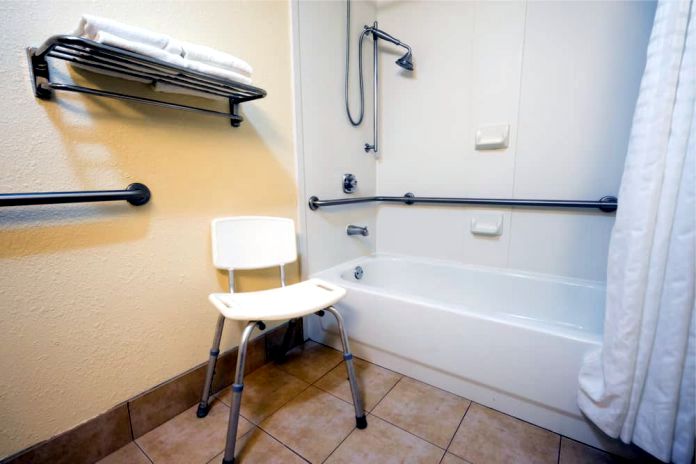 Cómo elegir la mejor silla de ducha para adultos mayores