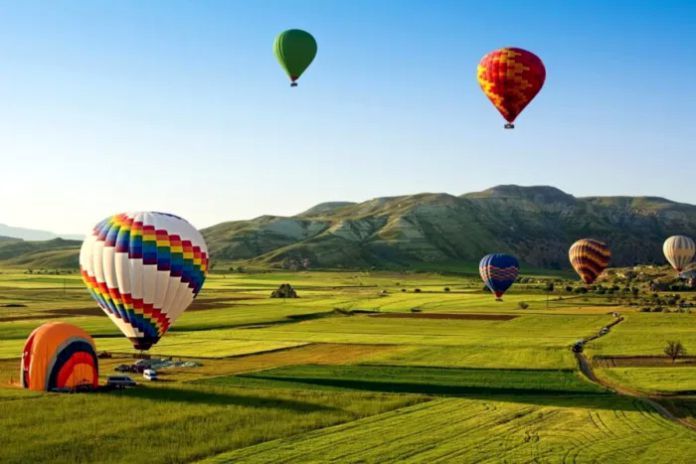 Globos de aire caliente vuelan sobre Capadocia, Turquía