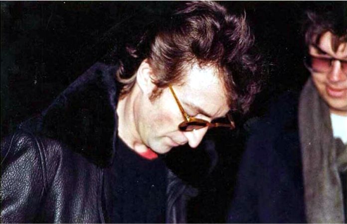 John Lennon firma un álbum para Mark David Chapman