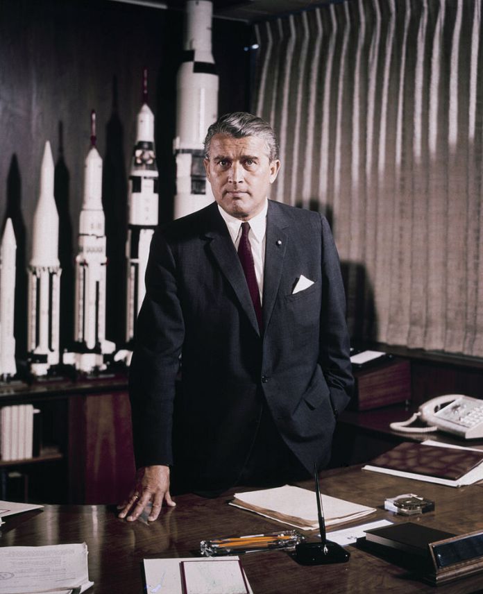 Wernher von Braun, científico de la NASA convertido en nazi quien ayudaría a crear el cronovisor.