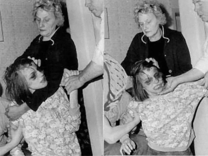 Anneliese Michel es sujetada por su madre durante el exorcismo.