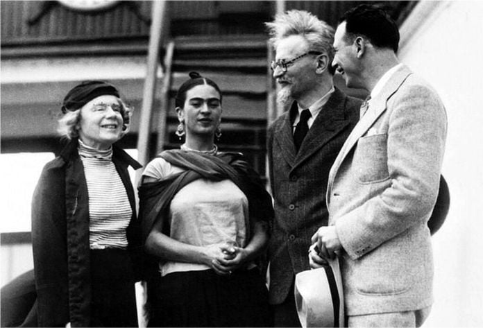 Frida junto a León Trotsky