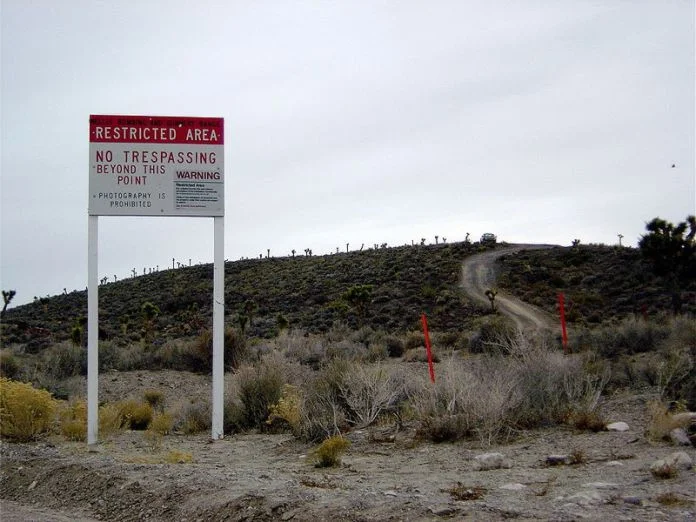 Frontera y señal de advertencia del Área 51