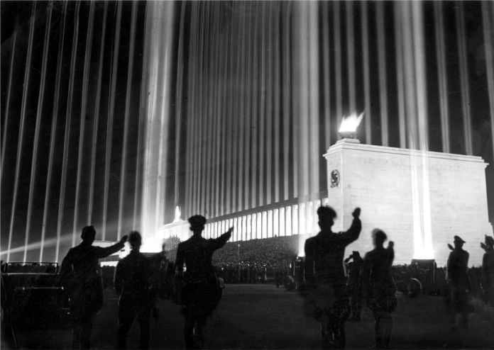 La historia de los reflectores de la Catedral de la Luz, el mayor escenario del poder nazi