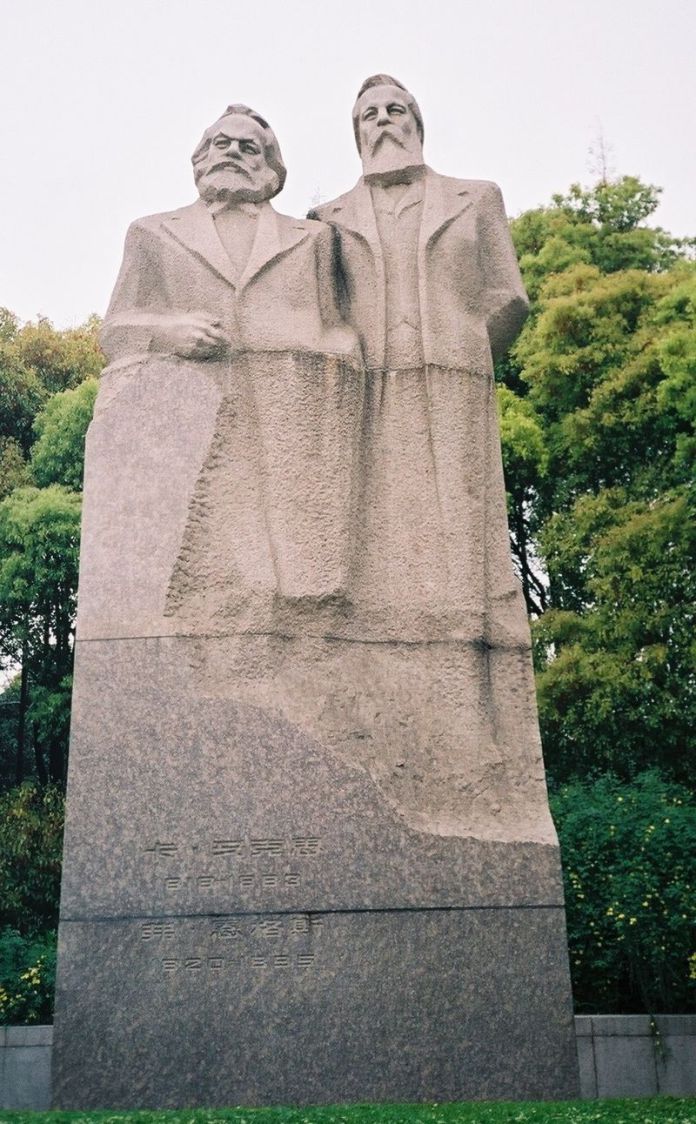 Monumento de Marx y Engels en Shanghái