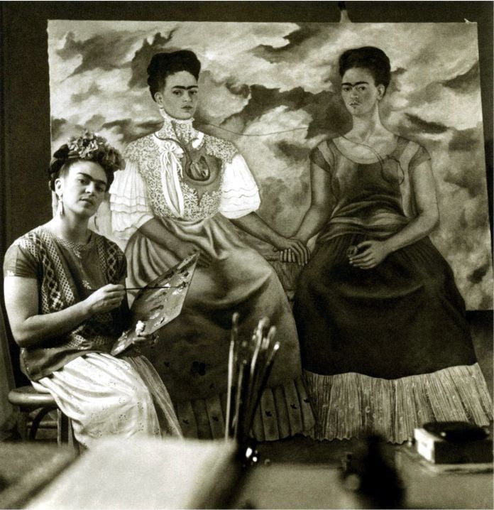 Pintando su obra Las dos Fridas