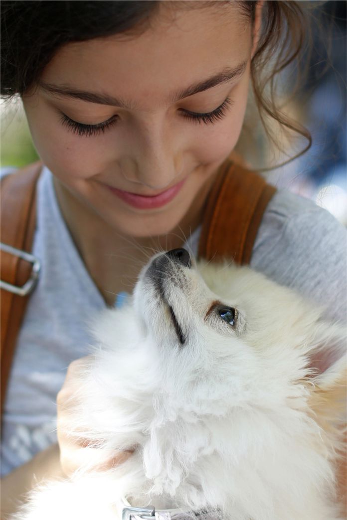 Una niña con su perro