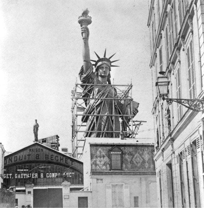 La Estatua de la Libertad sobre los tejados de París