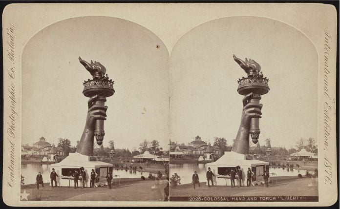 La antorcha y parte del brazo de la Estatua de la Libertad, en exhibición en la Exposición del Centenario de 1876 en Filadelfia