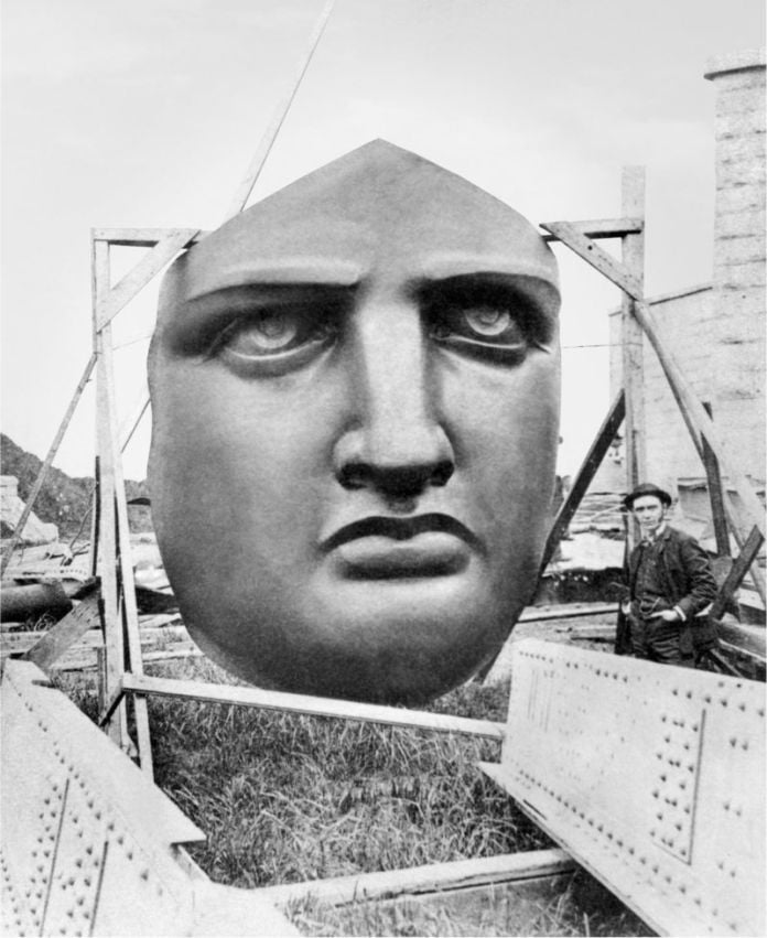 La cara de la Estatua de la Libertad en espera de la instalación en Nueva York en 1885