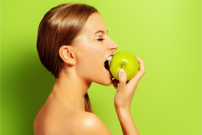 La increíble cantidad de microbios que ingresa a nuestro cuerpo al comer solo una manzana