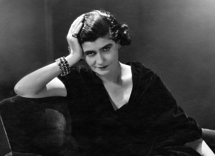 Coco posa con su color predilecto, el negro, para ‘Vanity Fair’ en 1931. Contaba 48 años