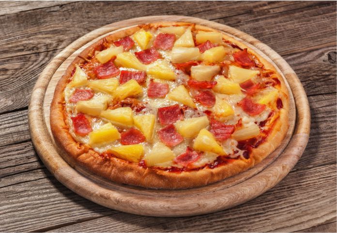El origen de la pizza hawaiana, la variedad de pizza más polémica de la historia