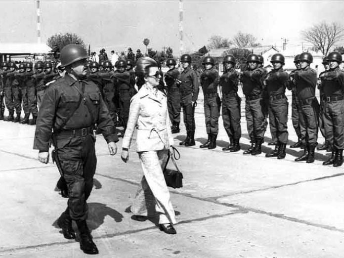 Martínez de Perón pasando revista a las tropas en la provincia de Tucumán