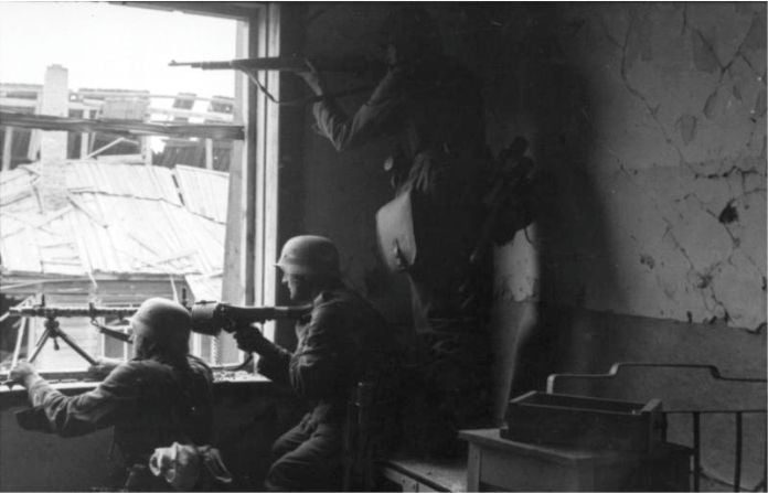 Soldados alemanes apostados en una vivienda