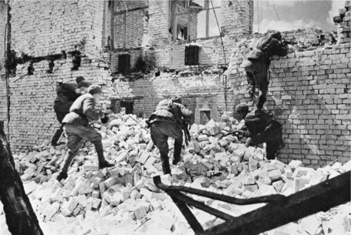 Soldados soviéticos combatiendo entre las ruinas de la ciudad.