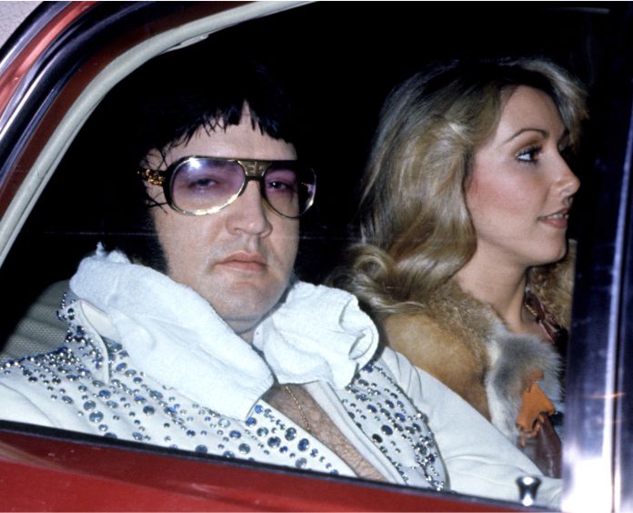 Elvis Presley con su novia Linda Thompson