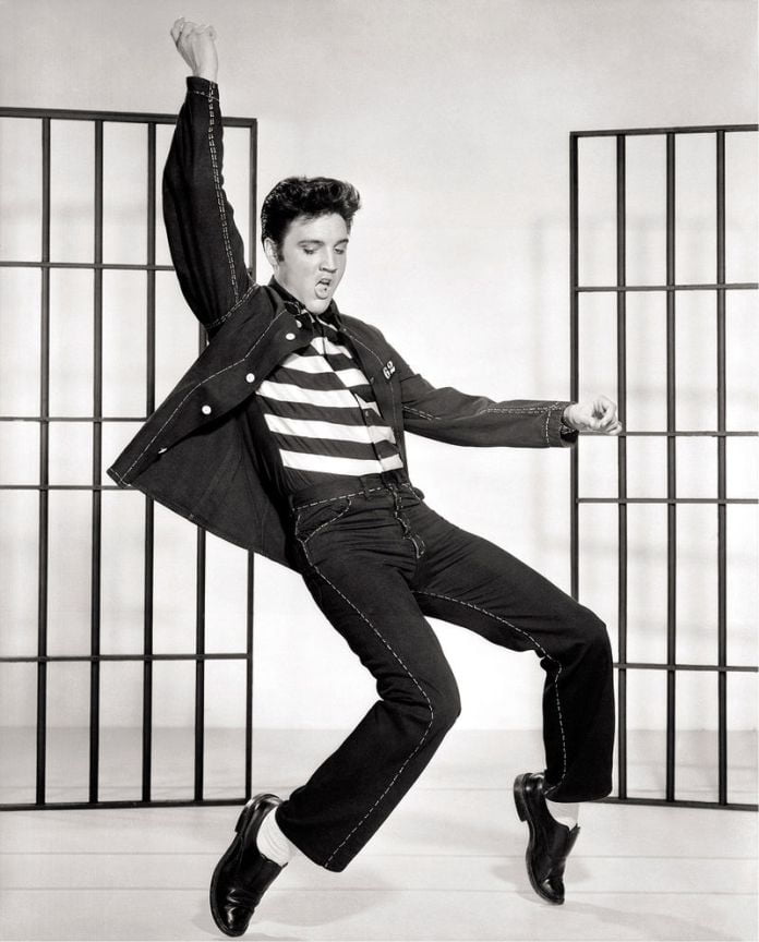 Fotografía de Elvis como parte de la campaña promocional de Jailhouse Rock, en 1957