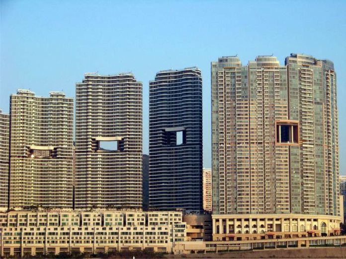 Por qué los rascacielos en Hong Kong poseen enormes agujeros en sus estructuras