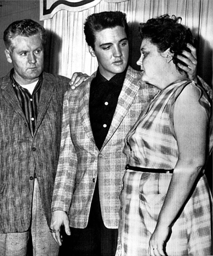 Un Elvis más joven con sus padres