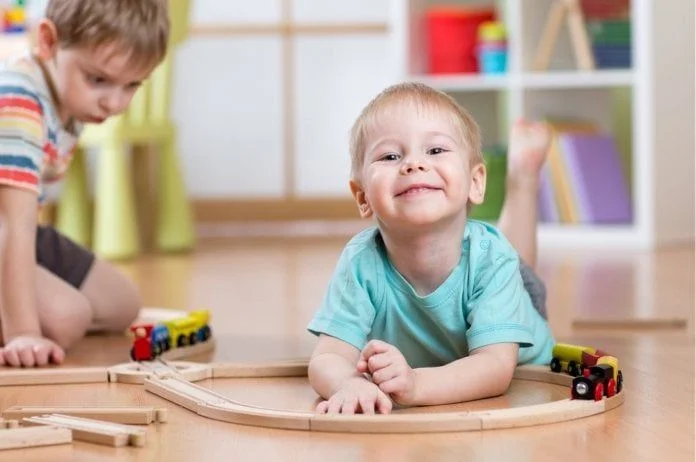 niño juega en el piso de una casa