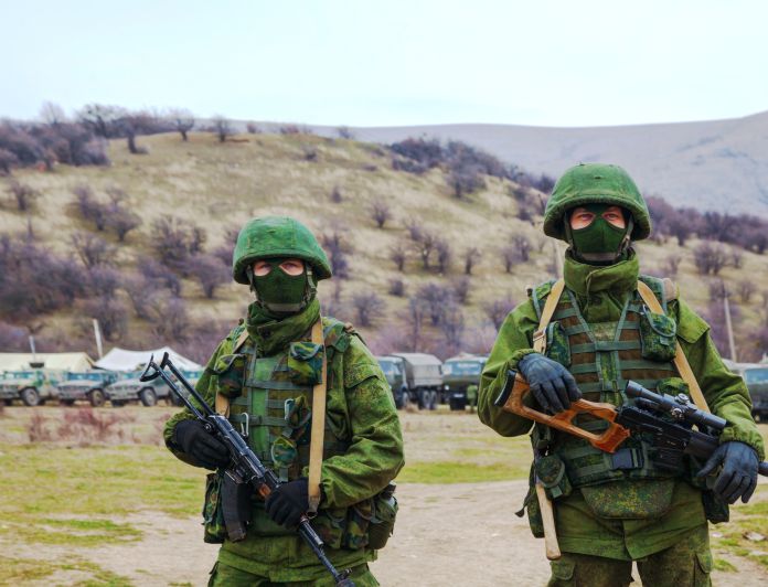 Soldados rusos sin identificación en la Perevalne, Crimea, en marzo de 2014