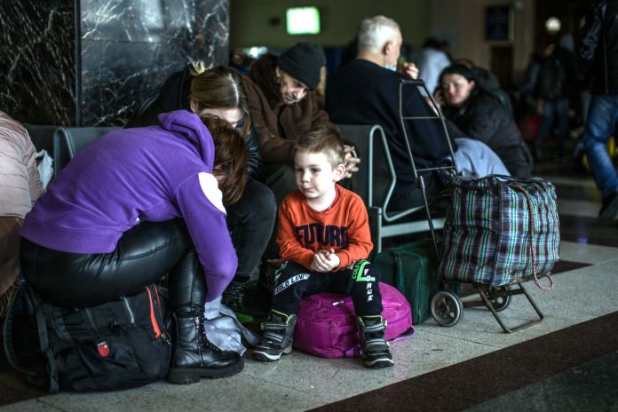 Personas refugiadas en el metro de Kiev