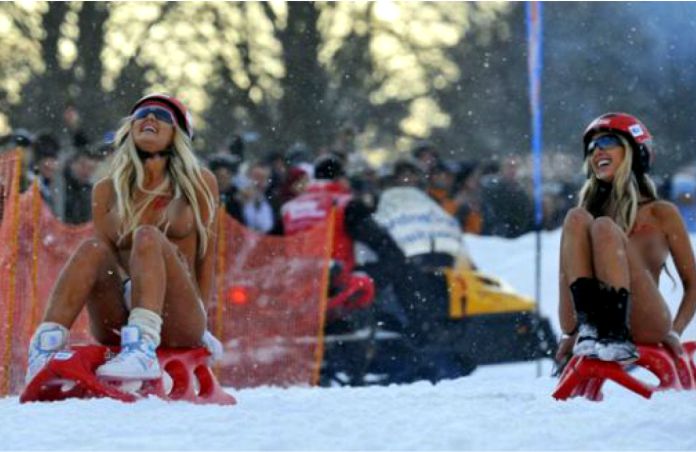 trineos al desnudo en la nieve