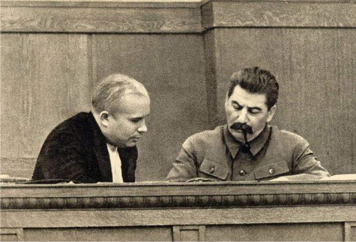 Nikita Kruschev y Iósif Stalin