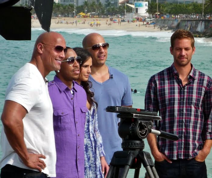 Walker, a la derecha, posando con parte del reparto de Fast Five.