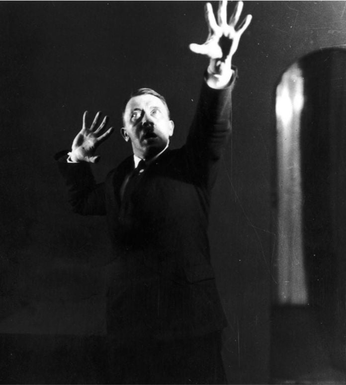 Hitler ensayando su discurso público frente al espejo