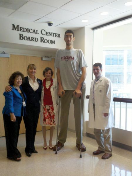 El hombre más alto del mundo se somete a una cirugía con bisturí de rayos gamma en la UVA