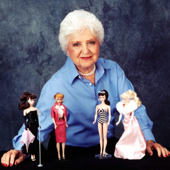Inspirada por su hija y una muñeca novedosa alemana con aspecto sexy, Ruth Handler inventó Barbie