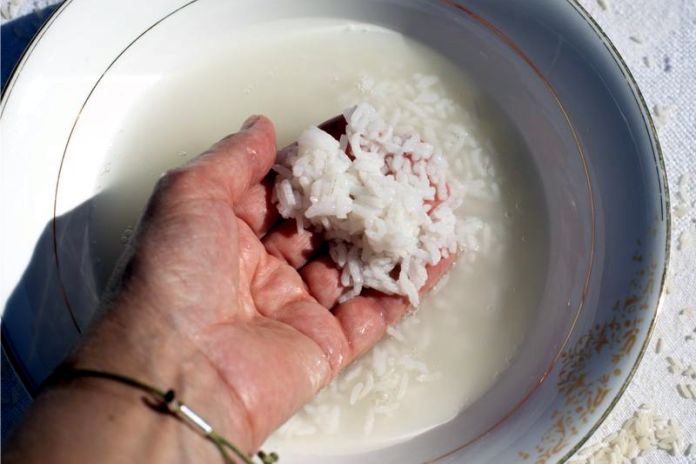¿Puede el lavado del arroz prevenir las bacterias?