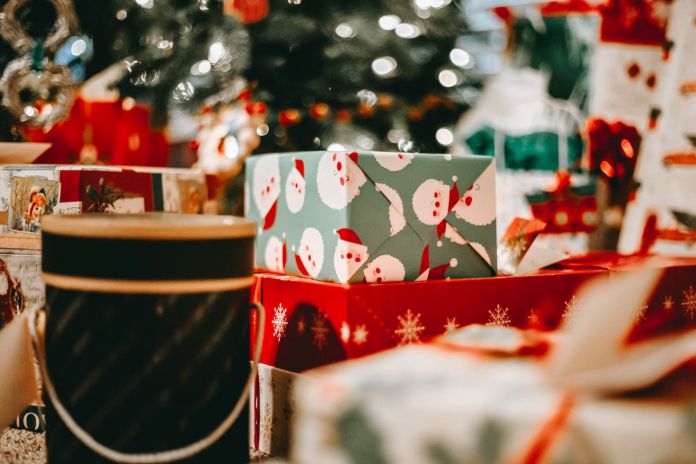 
Caja de regalo con estampado de corazones rojos y blancos