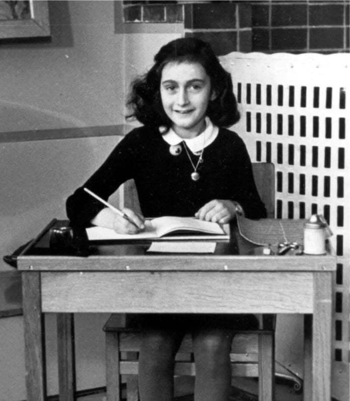 Ana Frank escribe su diario mientras se esconde de los nazis